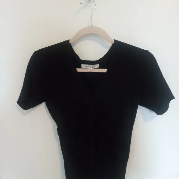 RW&CO. Black Ribbed V-Neck Button-Up Top - Picture 4 of 7